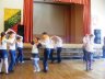4b grojo dūdelėmis, šolo lietuvių liaudies šokį „Antanukas“ ir - dainavo dainą „Naujienos“.